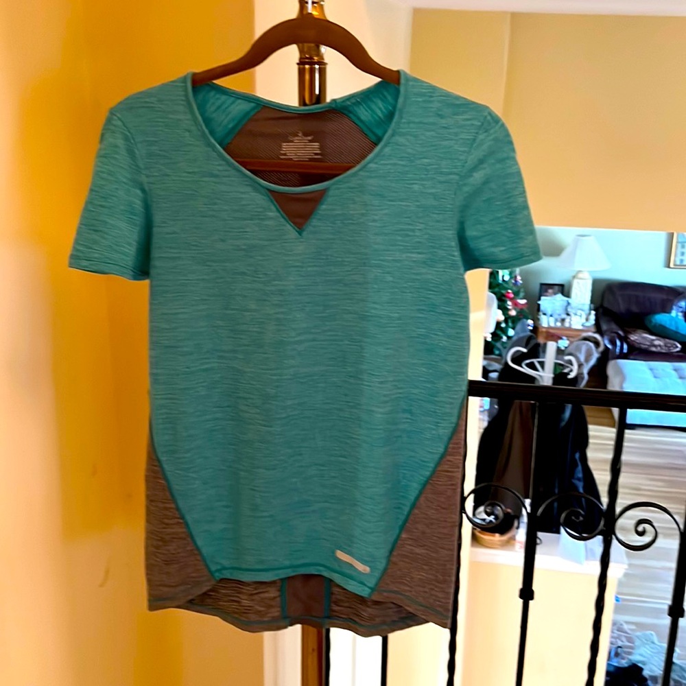 Cuddl Duds athletic long sleeve t-shirt. Green gray color combo. High lo style.